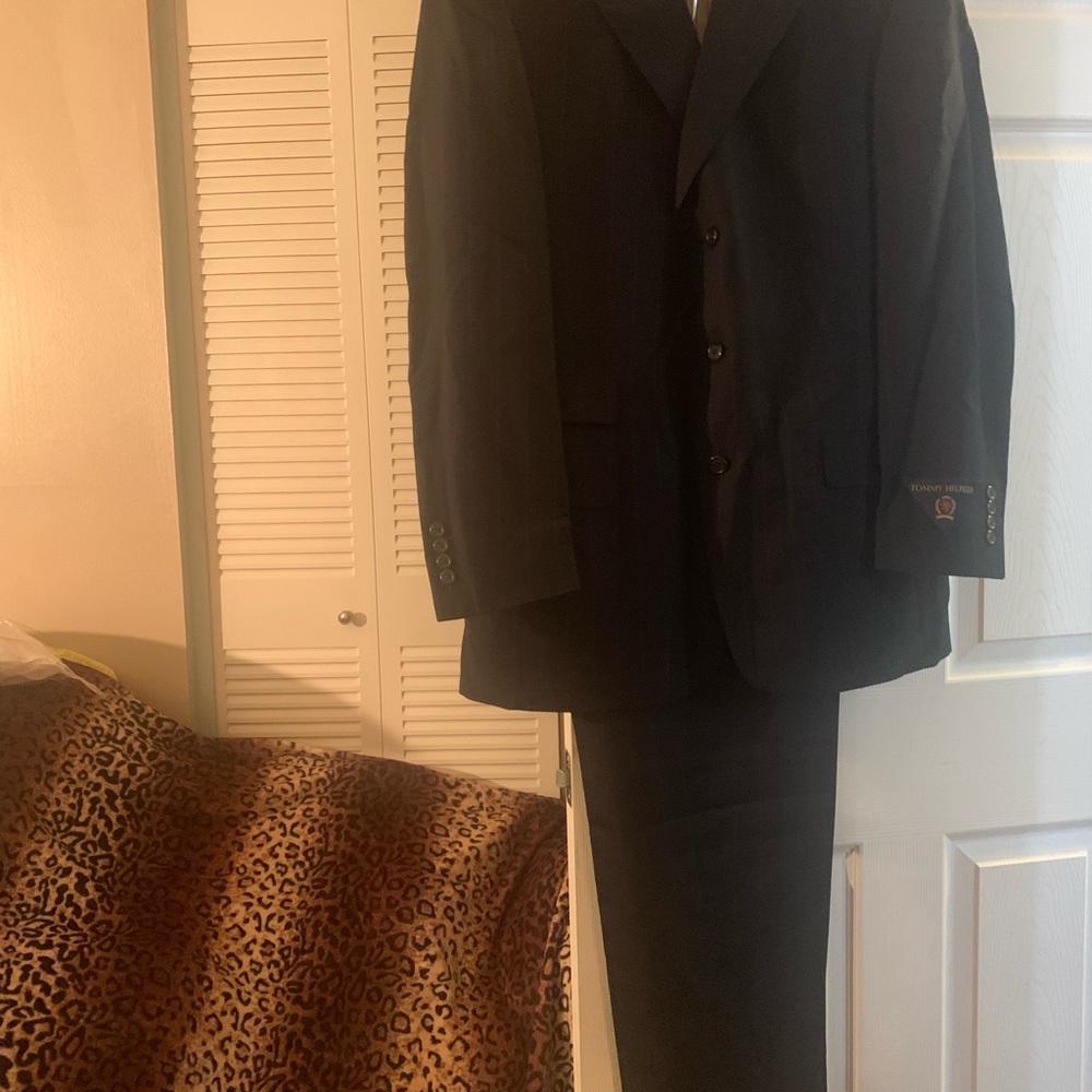 TOMMY HILFIGER NAVY PINSTRIPE SUIT. - Picture 5 of 8